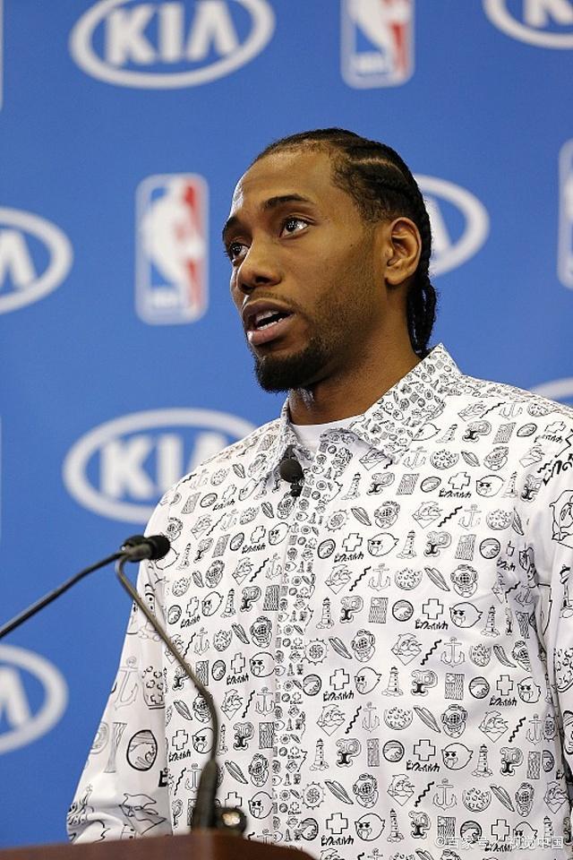 不够冷静！达米安·琼斯被犯规 原地暴扣+回替补席激烈抗议吃T（情绪失控！达米安·琼斯遭犯规仍原地暴扣，回替补席激烈抗议被判技术犯规）