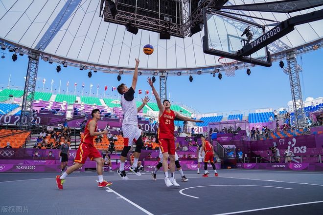 意媒：库普梅纳斯转型中卫表现亮眼，尤文中场补强成当务之急（意媒：库普梅纳斯改打中卫惊艳发挥，尤文中场补强迫在眉睫）